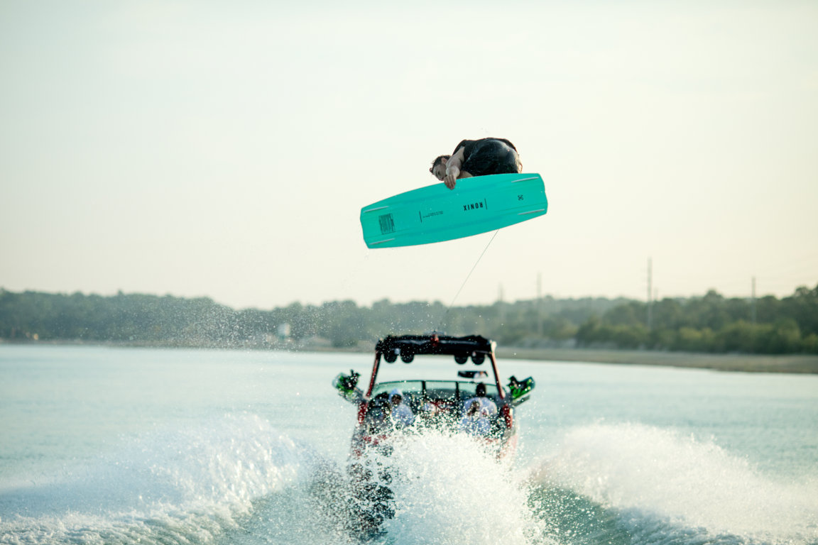 La forma correcta de llevar el barco al hacer wakeboard