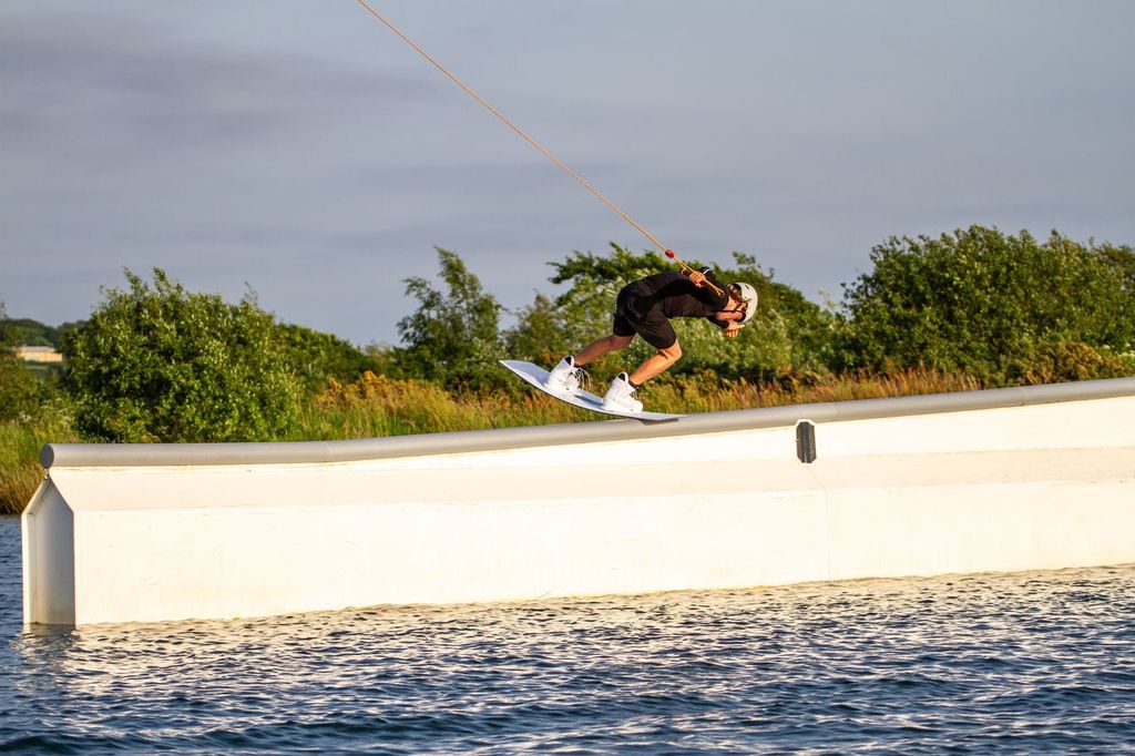 Rider de Ronix Utopia deslizando sobre un módulo de cable park