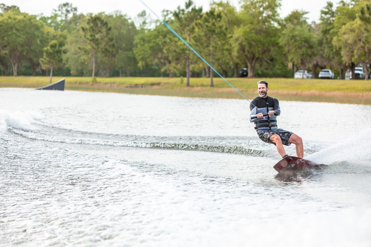 Wakeboard detrás de barco con una tabla Ronix District