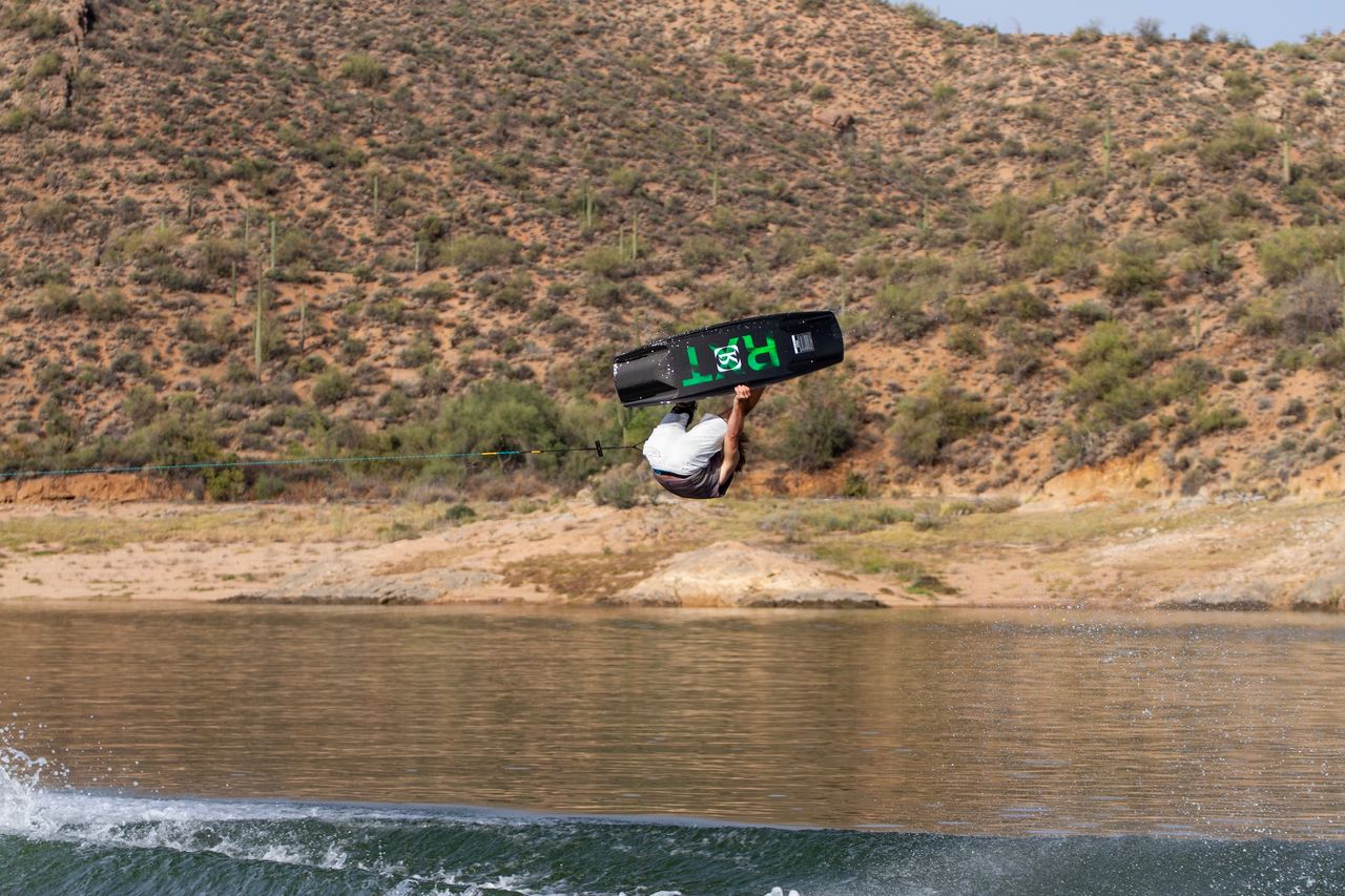 Rider de Ronix saltando la estela con una tabla RXT de barco
